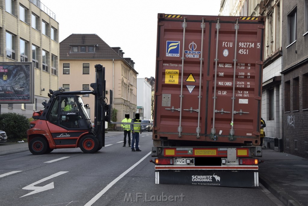 LKW gegen Bruecke wegen Rettungsgasse Koeln Muelheim P58.JPG - Miklos Laubert